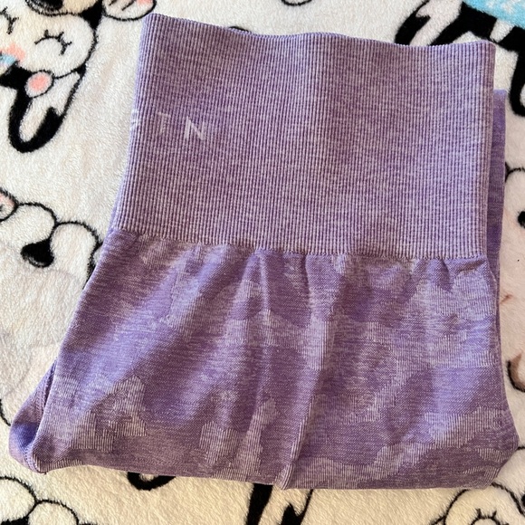 Lilac Camo Seamless Leggings, size L - Picture 10 of 11